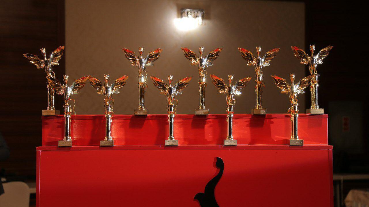 همای زرین برترین بازی سال به طور مشترک به «سرگذشت» و «آن‏سوی باران» رسید